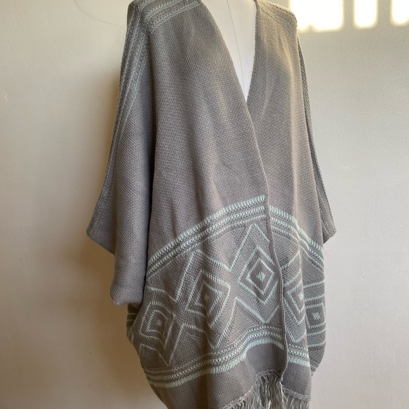 C Apparel PONCHO - Picture 2 of 7